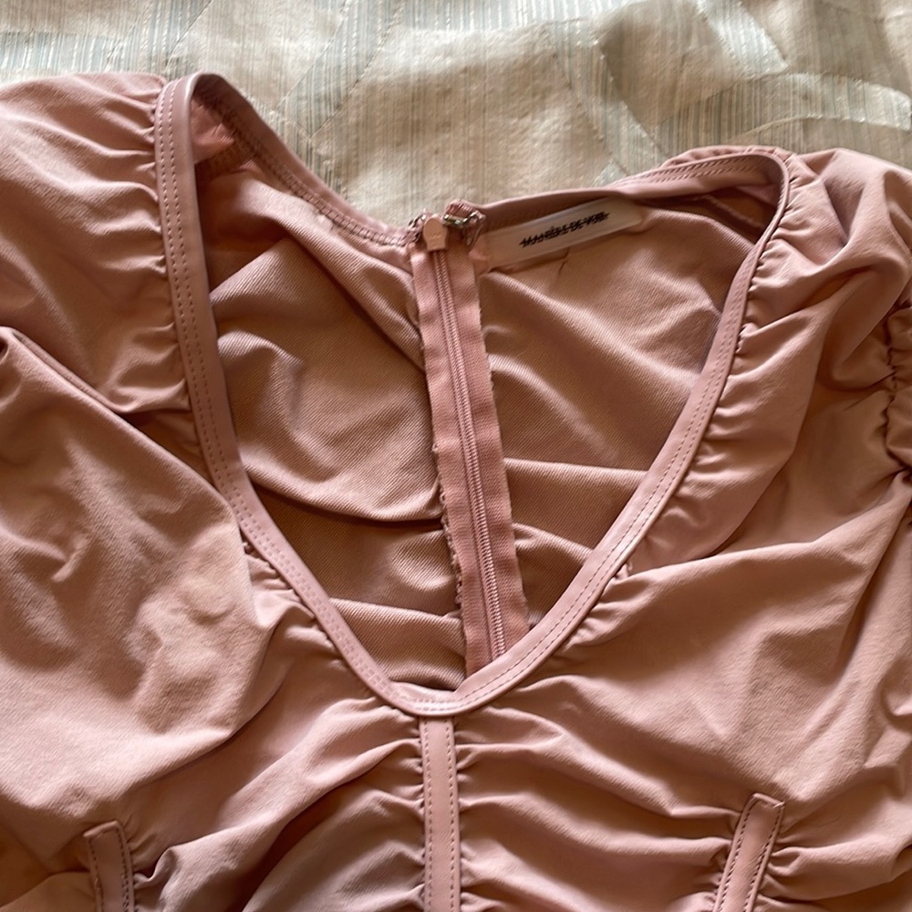 Rose pink scrunched top. Button clip at the bottom and zipper upper back.